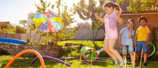 enfant dans le jardin